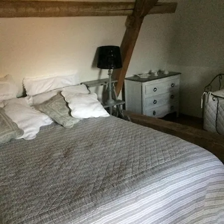 Oda ve Kahvaltı La Mouliniere, Jolie Longere Du Xviie 25, Chemin De La Source 3*